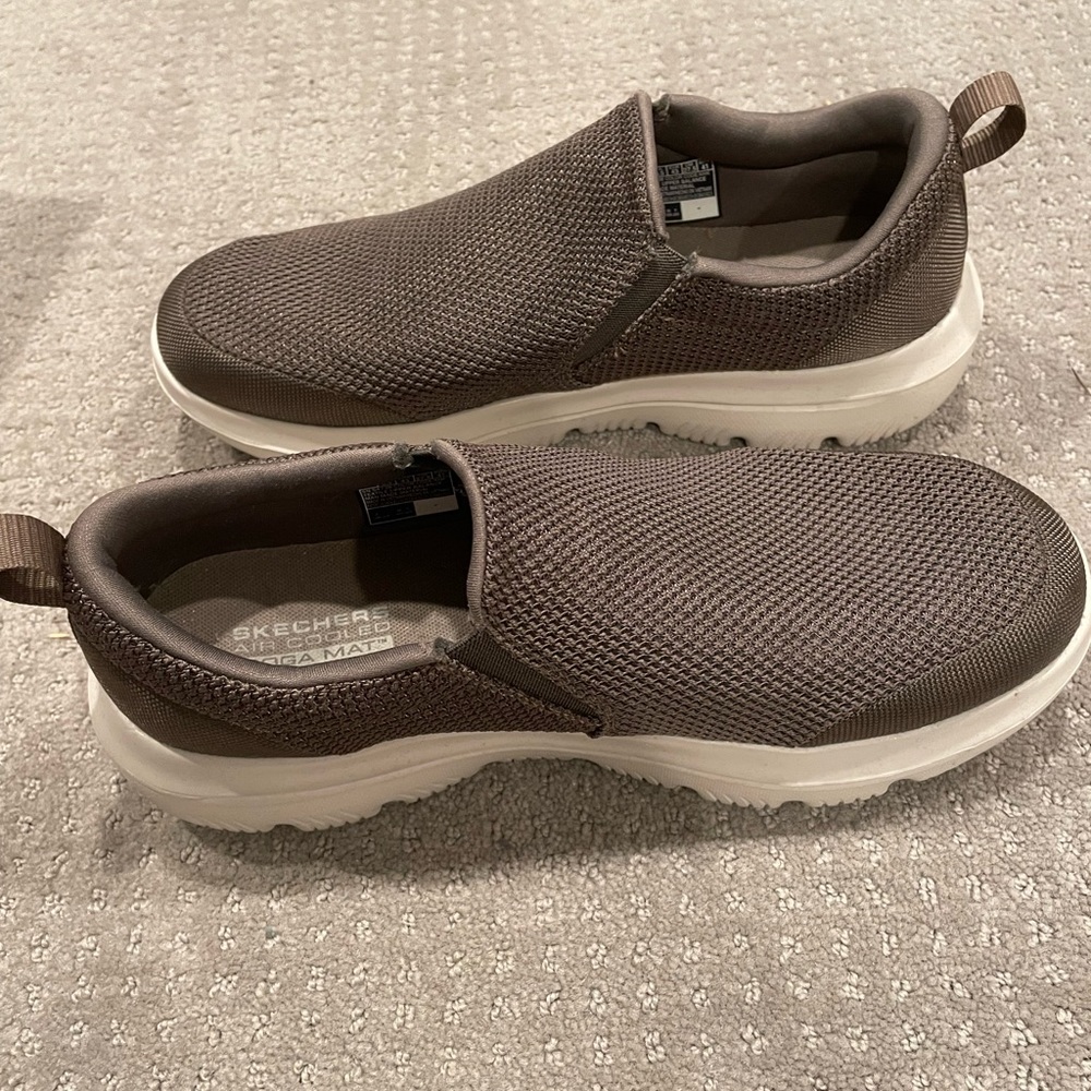 Sketchers Men’s Go Walk Evolution Ultra Walking shoes Khaki Size: 9.5